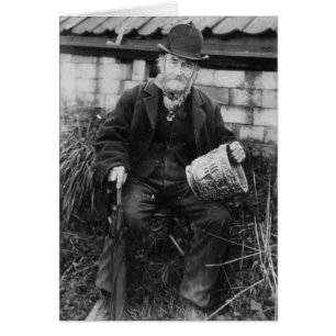 Edward Bingham tenant l'un de ses Châteaux