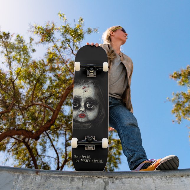 Eerie Gothic Doll mit Blood Halloween Skateboard (Außenbereich 1)