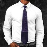 Eggplant Romance | Lila Satin Grunge Rosen Damask Krawatte<br><div class="desc">Einzigartige, tragbare Kunst aus der Kollektion "Mitternachtromantik: Til Death Us Part"! Reich 90er Jahre inspirierte Grunge mit schwindelig bedrängtem Satindamast, luxuriösem Samt und Imitat Glitzer in dramatischen, dunklen Moody-Juwelen und duskischen Farbtönen. Die Vintage, unisex gemischte abstrakte Textur der 90er Jahre verleiht dem Ganzen den perfekten Pop von Farbe und persönlichem...</div>