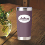 Eggplant Stylized Wedding Trauzeuge Name Thermobecher<br><div class="desc">Verschenken Sie Ihren Trauzeuge mit diesem trendigen und personalisierten,  rostfreien Edelstahl,  Thermalwäscher mit seinem Namen in stilisierter Schrift in einem weißen ovalen Design. Hintergrundfarbe und Skript ist eggplant. Personalisieren Sie Ihren thermischen Schuster,  indem Sie den Namen des Trauzeugen mit dem gewünschten Namen bearbeiten und ersetzen.</div>