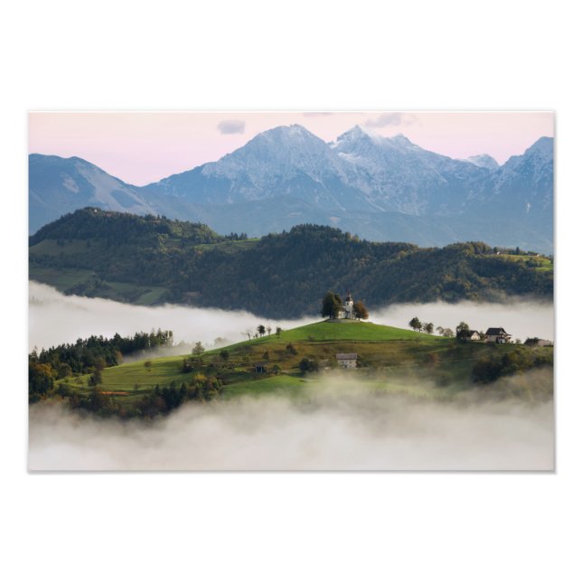 Eglise St Thomas avec montagnes en Slovénie photo (Devant)