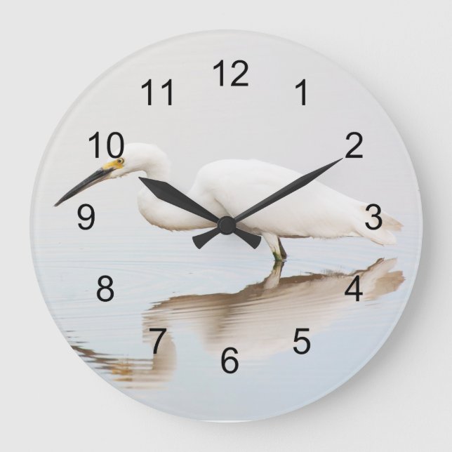 Egret auf einem noch bewachsenen Teich Große Wanduhr (Vorderseite)