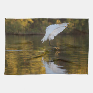 Egret im Flug über den Goldenen Teich Geschirrtuch