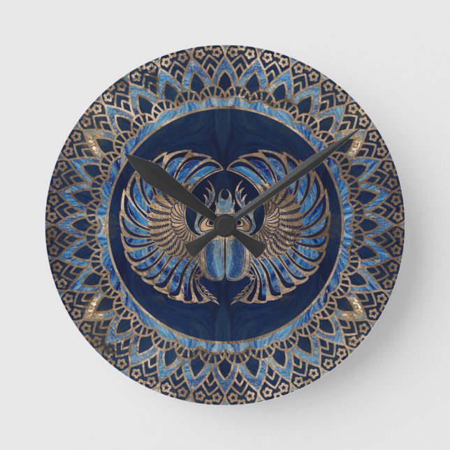 Egyptian Scarab Beetle Gold and Blue Marble Runde Wanduhr (Vorderseite)