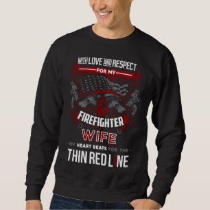 Ehefrau eines Feuerwehrmanns unterstützt die dünne Sweatshirt