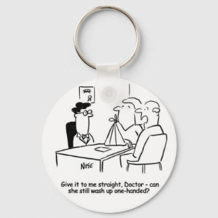 Ehefrau hat einen gebrochenen Arm in einem Schaum. Schlüsselanhänger