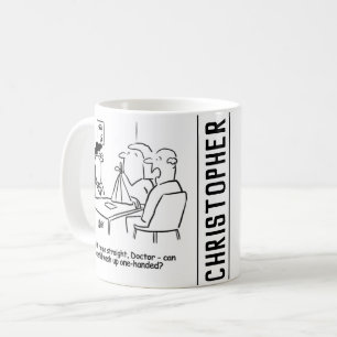 Ehefrau hat einen gebrochenen Arm in einem Tuch Kaffeetasse