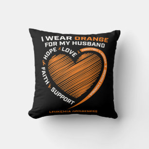 Ehefrau ich trage Orange für meine Muskelschmerzen Kissen