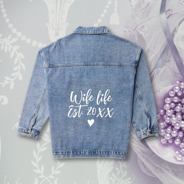 Ehefrau Life est. Weiße Typografie und Herzhochzei Jeansjacke (Von Creator hochgeladen)