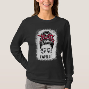 Ehefrau Life Soccer Ehefrau Messy Bun Hair Moth T-Shirt