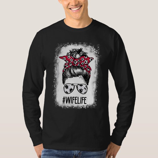 Ehefrau Life Soccer Ehefrau Messy Bun Hair Moth T-Shirt (Vorderseite)