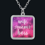 Ehefrau Mama Boss Babe Bold Script Typografie Hot  Versilberte Kette<br><div class="desc">"Ehefrau. Mama. Boss." Sie weiß, sie leitet den Haushalt und behalte allen in der Schlange. Geschenke ihr diese farbenfrohe, sanfte charmante Halskette, damit sie sie mit Stolz tragen kann. Mit fett-weißem Handschrift auf einem lila rosa Bukh-Hintergrund wird diese lustige Halskette eine starke Aussage machen, wohin sie auch geht. Diese Halskette...</div>