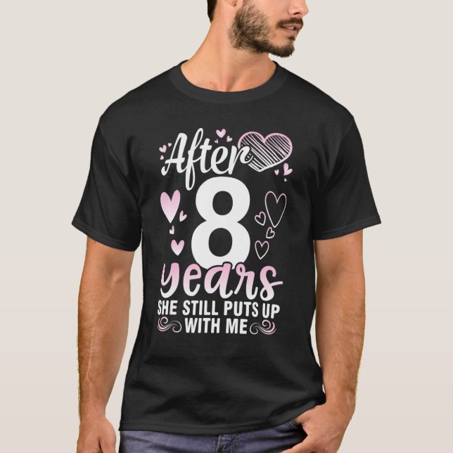 Ehemann nach 8 Jahren Verheirateter Ehefrau macht  T-Shirt (Vorderseite)