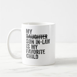 Ehemännischer Sohn einer Familie, der sich in eine Kaffeetasse
