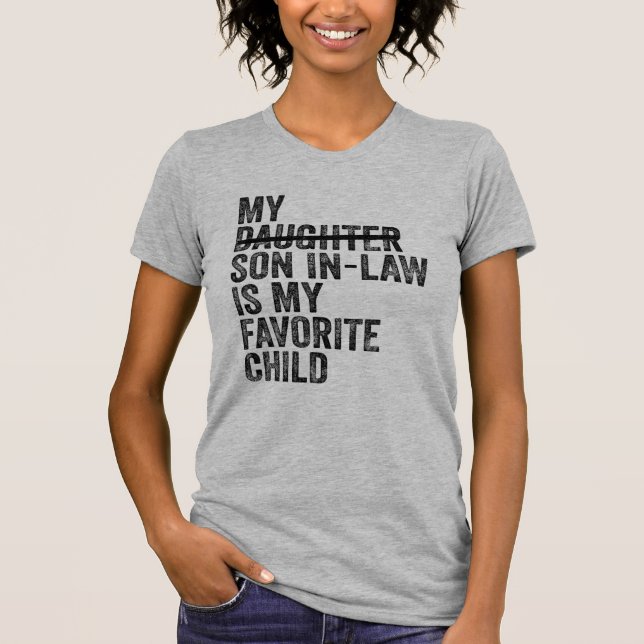 Ehemännischer Sohn einer Familie, der sich in eine T-Shirt (Vorderseite)