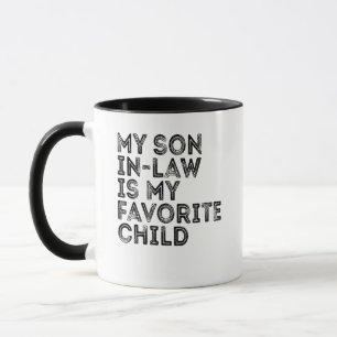 Ehemännischer Sohn einer Familie, der sich in eine Tasse