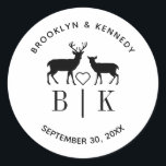 Ehepaar Name Deer Monogram Rustic Country Wedding Runder Aufkleber<br><div class="desc">Ein elegantes Reh rustikale Hochzeit Monogramm Ehepaar Namenstext-Design für Sie,  um mit den Namen,  Initialen und Hochzeitsdatum des glücklichen Paares anpassen. Mit dem Design-Tool können Sie die Größe und den Abstand der Schriftart ändern.</div>