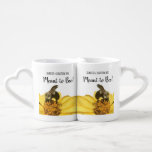 Ehepaare Hochzeit oder Jahrestag Liebestassen<br><div class="desc">Diese passenden Tasse sind ideal für Bienenliebhaber. Sie verfügen über ein nahes Foto einer Biene auf einer gelben Blume und Ihre eigenen Namen und Massage in schwarzer Schrift oben. Sie sind perfekt,  um eine Hochzeit oder ein Jubiläum zu feiern.</div>