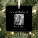 Ehepaare Hochzeitsgeschenk Unsere ersten Weihnacht Ornament Aus Metall<br><div class="desc">Feiern Sie Ihr erstes Weihnachtsfest als verheiratetes Paar mit unserem "Unser erstes Verheiratetes Weihnachtsmetallschmuck". Dieses elegante und personalisierte Ornament ist eine wunderbare Möglichkeit, Ihren besonderen Tag zu begehen und eine neue Urlaubstradition zu beginnen, da Mr. und Mrs. & Mrs." elegant dargestellt, zusammen mit der Möglichkeit, Ihr personalisiertes Foto und Hochzeitsdatum...</div>