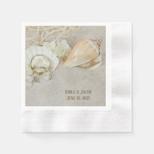 Eheringe und Muscheln im Sand Serviette