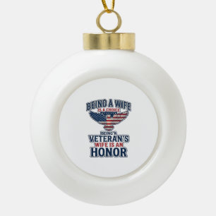 Ehrenvolles patriotisches Adler-Shirt für die Ehef Keramik Kugel-Ornament