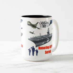Ehrung der mächtigen Militärmaschinerie in Schwarz Zweifarbige Tasse