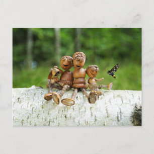 Eichel-Elfen-Familie auf einem Waldstamm Postkarte