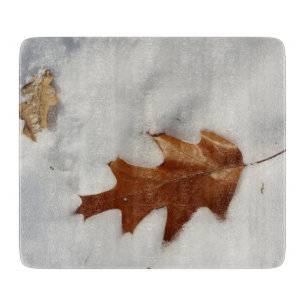 Eichenblatt auf dem Schnee Schneidebrett
