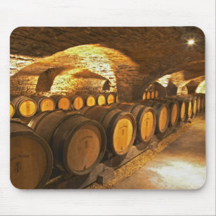 Eichenfässer im Keller des Domaine Comte Mousepad