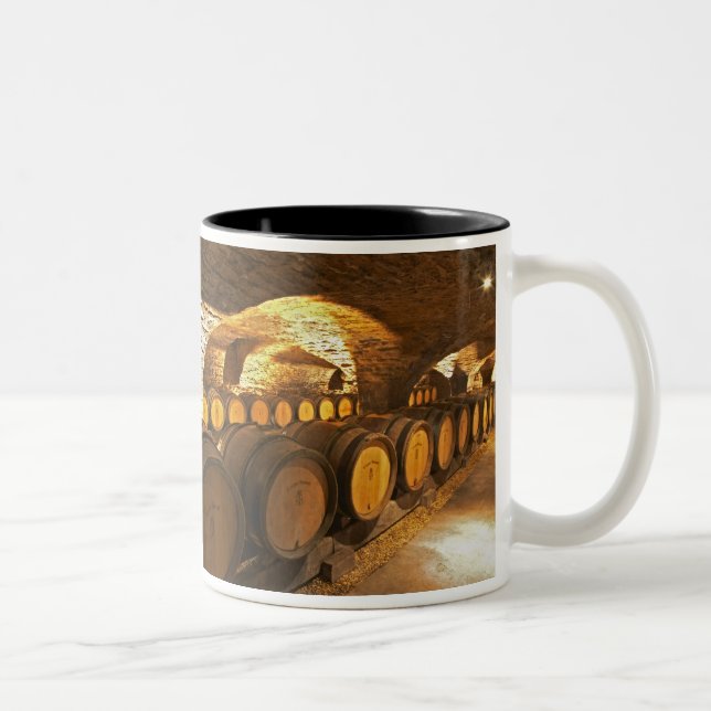 Eichenfässer im Keller des Domaine Comte Zweifarbige Tasse (Rechts)