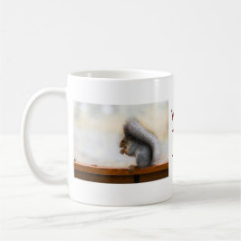 Eichhörnchen auf einer Bank und Nüsse Kaffeetasse