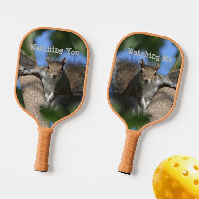 Eichhörnchen, das dich von einem Baum beobachtet Pickleball Schläger (Von Creator hochgeladen)