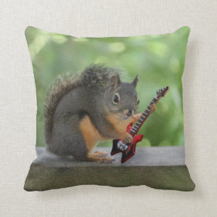 Eichhörnchen, das E-Gitarre spielt Kissen