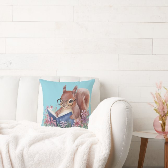 Eichhörnchen, das ein Buch liest, eingebettet in B Kissen (Liege)