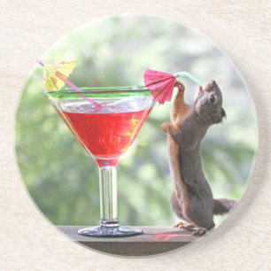 Eichhörnchen, das ein Cocktail an der glückliche Getränkeuntersetzer