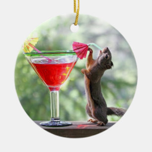 Eichhörnchen, das ein Cocktail an der glückliche Keramikornament