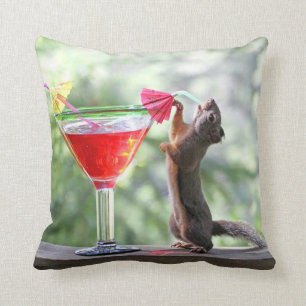 Eichhörnchen, das ein Cocktail an der glückliche Kissen