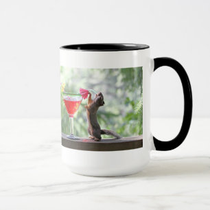 Eichhörnchen, das ein Cocktail an der glückliche Tasse
