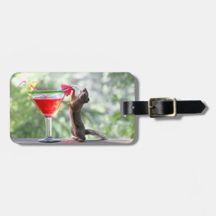 Eichhörnchen, das ein Cocktail an der glücklichen Gepäckanhänger