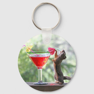 Eichhörnchen, das ein Cocktail an der glücklichen Schlüsselanhänger
