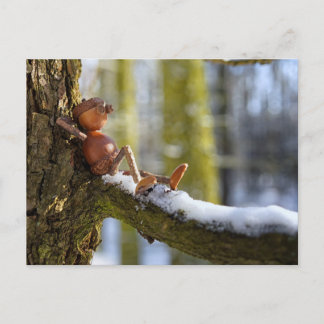 Eichhörnchen-Elf in einer verschneiten Waldpostkar Postkarte