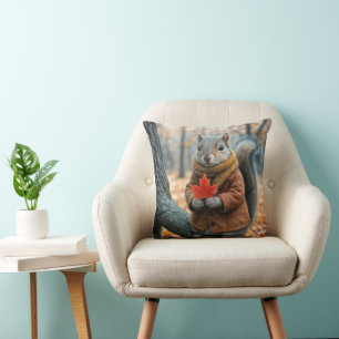 Eichhörnchen im Herbst mit einem roten Ahornleaf Kissen