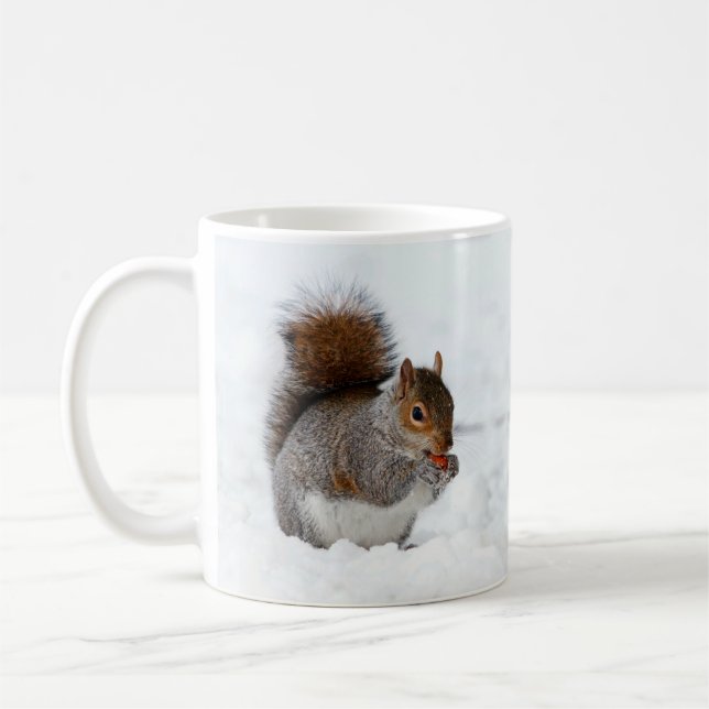 Eichhörnchen im Schnee Eating a Red Berry Tasse (Links)