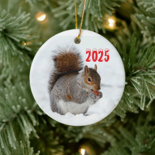 Eichhörnchen im Schnee mit Beeren-Schmuck Keramikornament