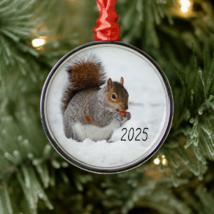 Eichhörnchen im Schnee mit Berry Ornament Aus Metall