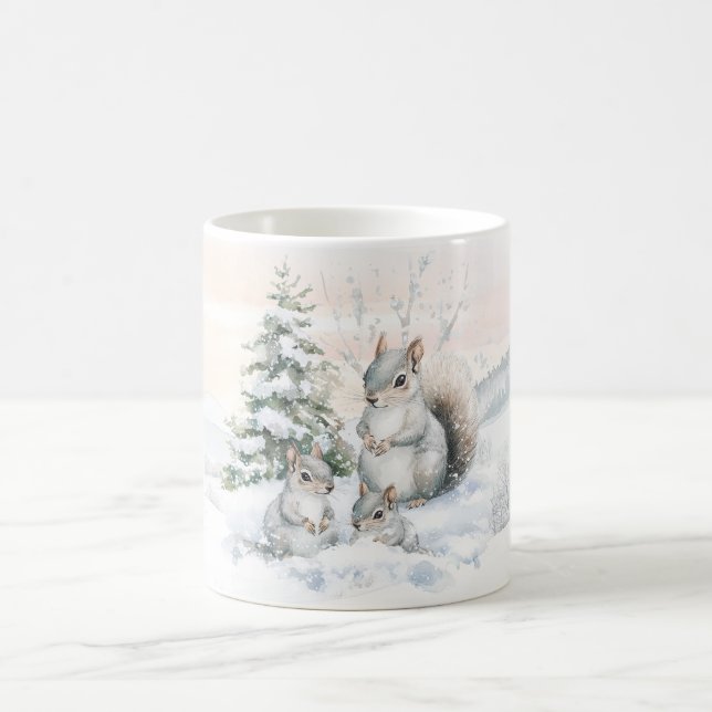 Eichhörnchen im Winterwald  Kaffeetasse (Mittel)