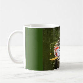 Eichhörnchen in einem Kanu mit Rettungswesten Kaffeetasse