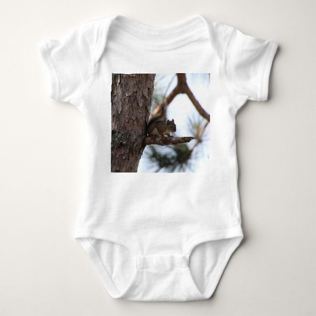 Eichhörnchen in einem Kiefernbaum Baby Strampler (Vorderseite)