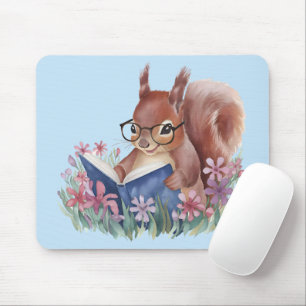 Eichhörnchen liest ein Buch, eingebettet in Blumen Mousepad