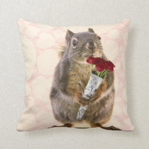 Eichhörnchen mit Blumenstrauß der Roter Rosen Kissen